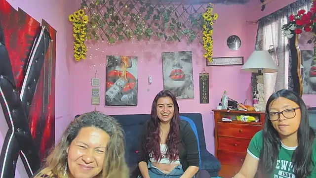 lesbiancuple Show in webcam