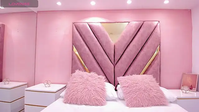 chloe_larson's Webcam Show