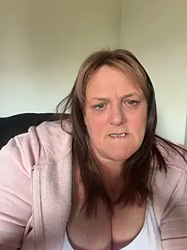 Busty-GilfQuinn's Live XXX Chat