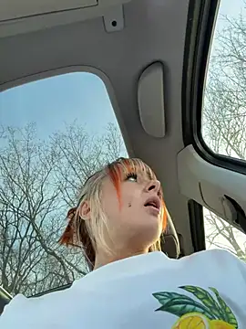 ObviouslyPeachy: διαδικτυακό σόου στην κάμερα