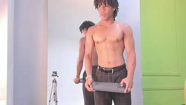 axel_silva4: διαδικτυακό σόου στην κάμερα