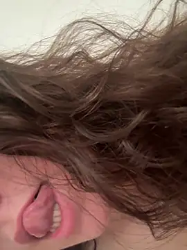 OliLinda: διαδικτυακό σόου στην κάμερα