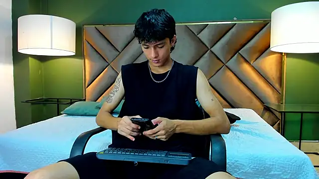 Lean_Portman Live XXX-chat