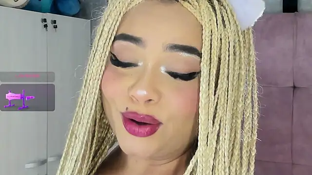 Chat +18 de conny__curly ao vivo