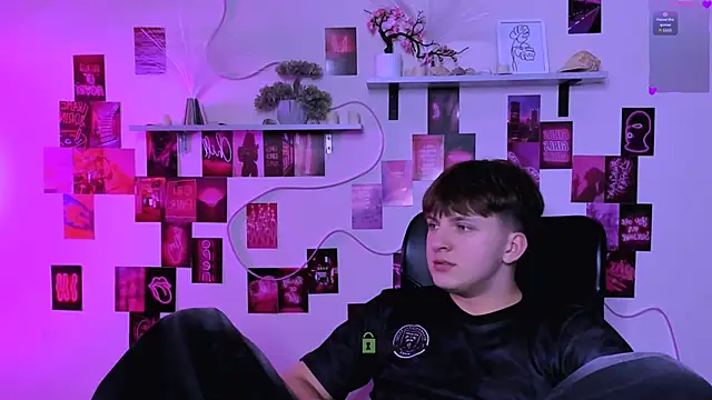 travis_wolf_ Show Webcam