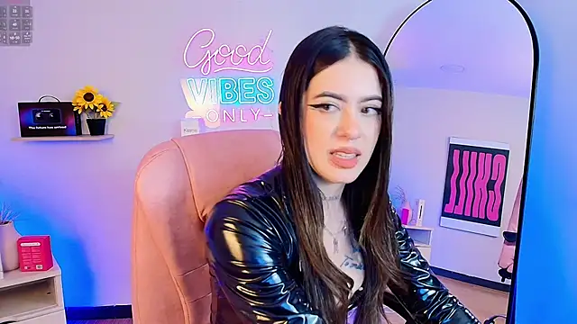 Alice_Vixen Adlı Modelin Canlı XXX Sohbeti