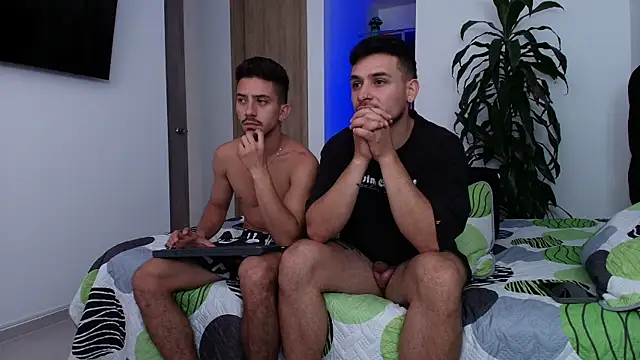 Two_sinzXX: διαδικτυακό σόου στην κάμερα