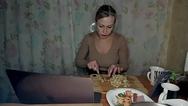 Elle_Milfa 现场XXX聊天