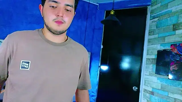 Oliver_Jamees: διαδικτυακό σόου στην κάμερα