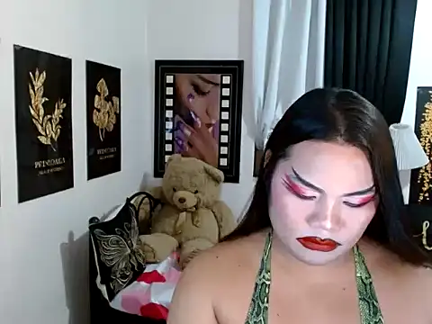 Show modela TSbrianaHugeCock na web-kameri