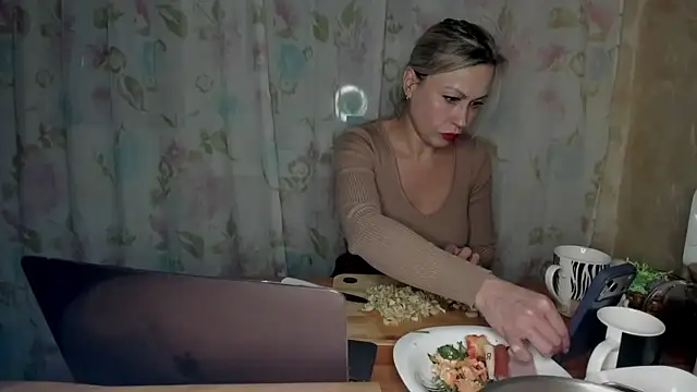 Elle_Milfa Adlı Modelin Canlı XXX Sohbeti