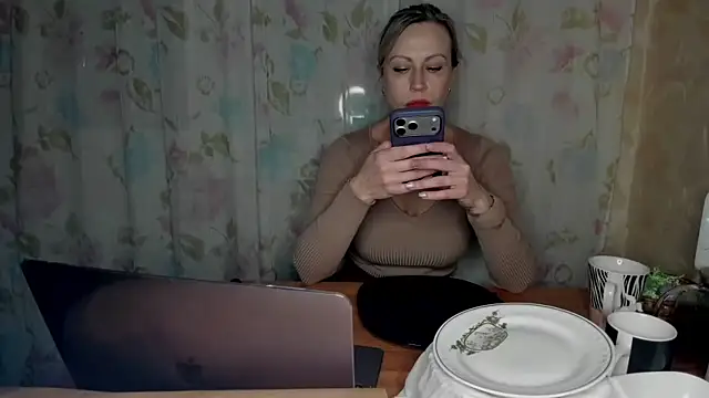 Elle_Milfa: απευθείας συνομιλία ΧΧΧ