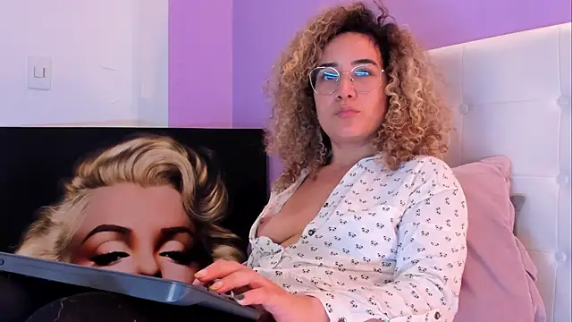 Charlotte11-11's Live XXX Chat