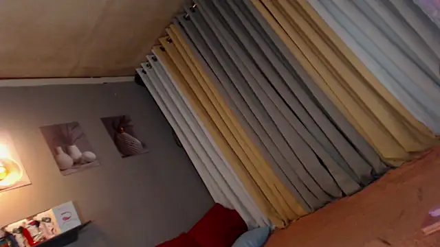 UnforgettablejuliaのライブXXXチャット