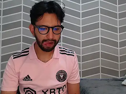 Show de thomass1018 na webcam