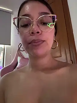 Andrea-Queen's Live XXX Chat