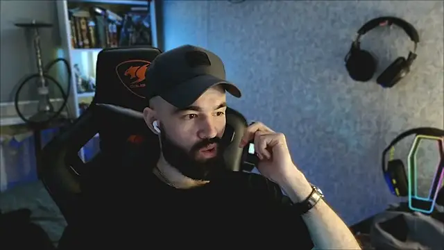 _Mostly_: διαδικτυακό σόου στην κάμερα