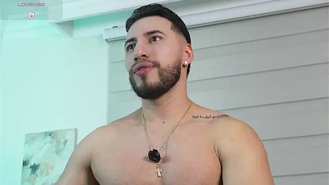 Thiago_Hill: διαδικτυακό σόου στην κάμερα