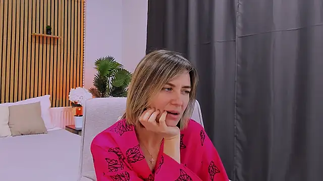 EmeraldGlow live XXX chat