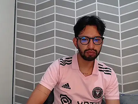 Show modela thomass1018 na web-kameri