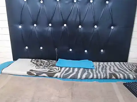 Chat +18 de InnocentSlutXx ao vivo