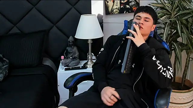 roan_birkin's Live XXX Chat