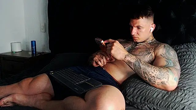 Shane_Clay: διαδικτυακό σόου στην κάμερα