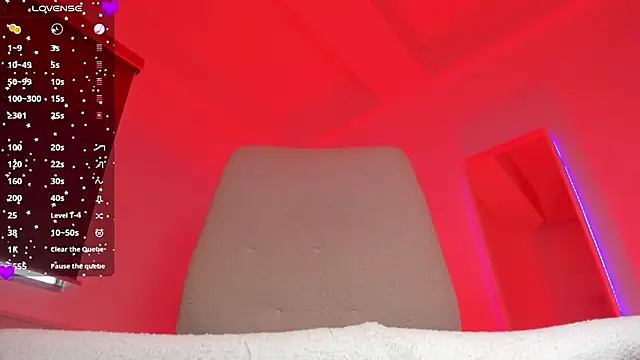 laura-hills18's Live XXX Chat