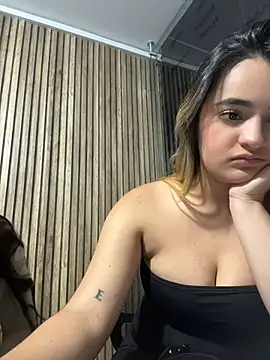 Antonella_Julieta Adlı Modelin Canlı XXX Sohbeti