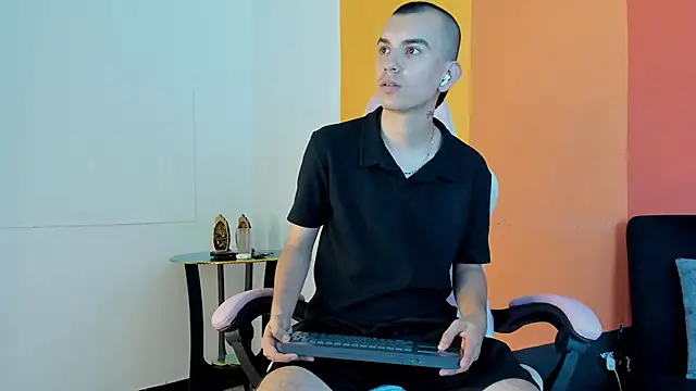 Rowan_Cley: διαδικτυακό σόου στην κάμερα