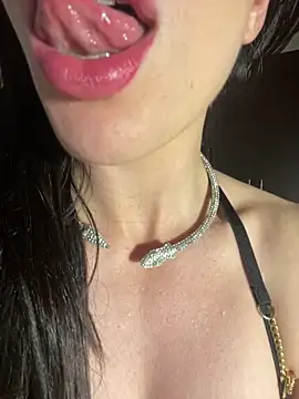 JolieBee Live XXX-chat