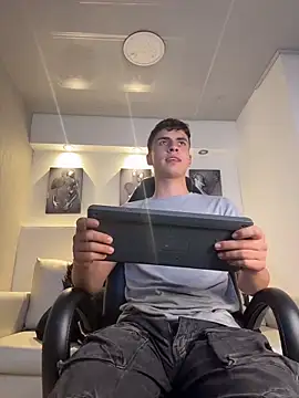 AdrianRinaldi লাইভ XXX চ্যাট