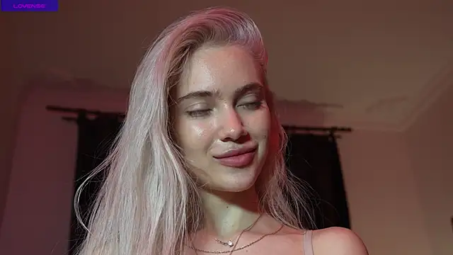 KristalCrowner Show in webcam