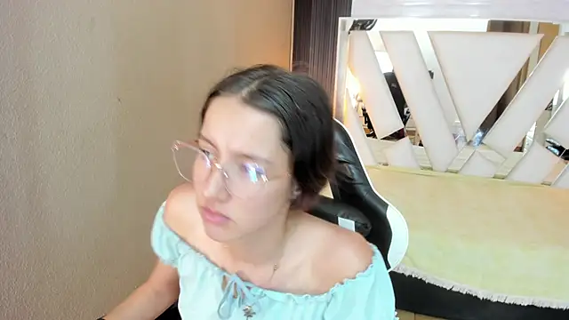 Chat +18 de Linda4Petite ao vivo