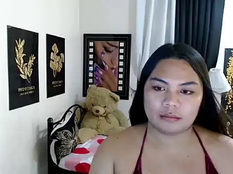 Show modela TSbrianaHugeCock na web-kameri