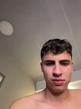 AdrianRinaldi élő XXX-chatje