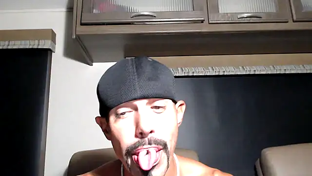 ThickD2C élő XXX-chatje