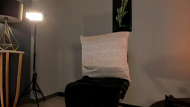 Chat +18 de DominiqueVega ao vivo