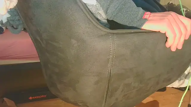 T0Yforeskin Live XXX-Chat