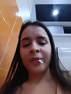 Julieth_hot-69 élő XXX-chatje