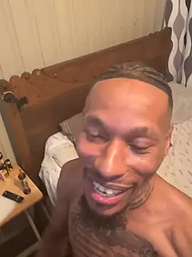 KingDerRico: διαδικτυακό σόου στην κάμερα