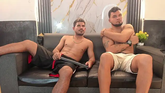 Latins_on_fire Pertunjukan Webcam