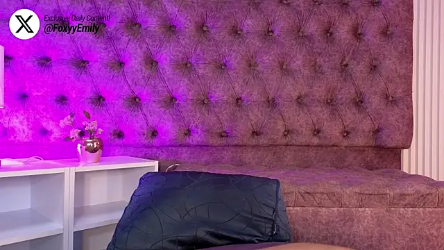 Chat +18 de EMILYY_FOXY ao vivo
