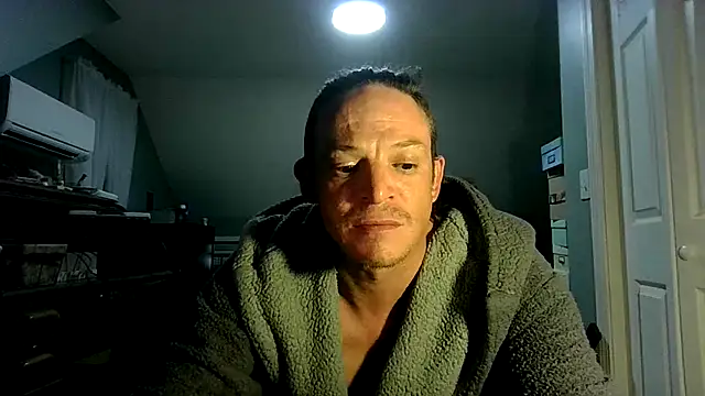 ShadowLove85: διαδικτυακό σόου στην κάμερα