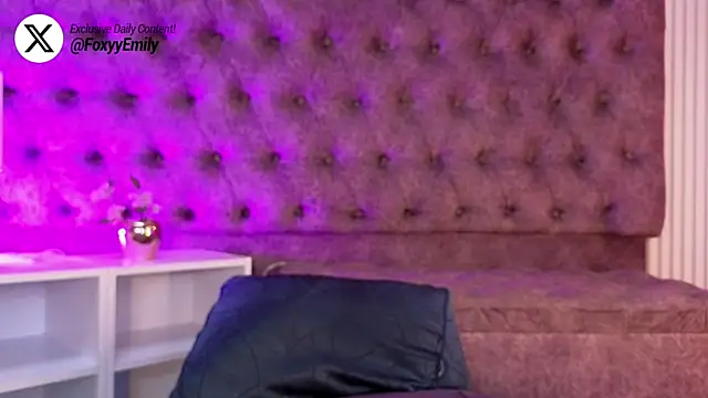 EMILYY_FOXY Adlı Modelin Canlı XXX Sohbeti