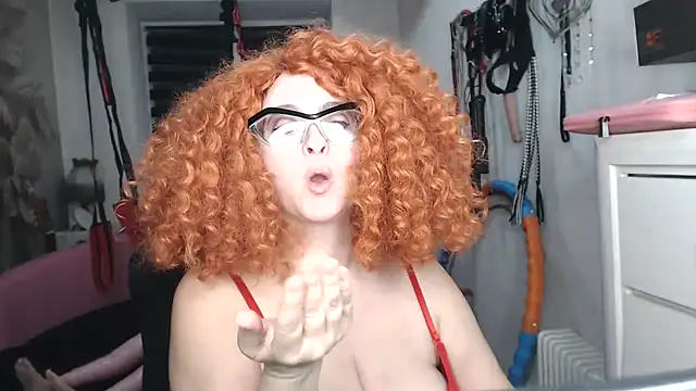 MISSwithDOLLS élő XXX-chatje