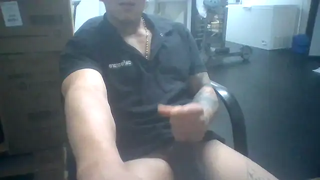 YessLaEsencia: διαδικτυακό σόου στην κάμερα