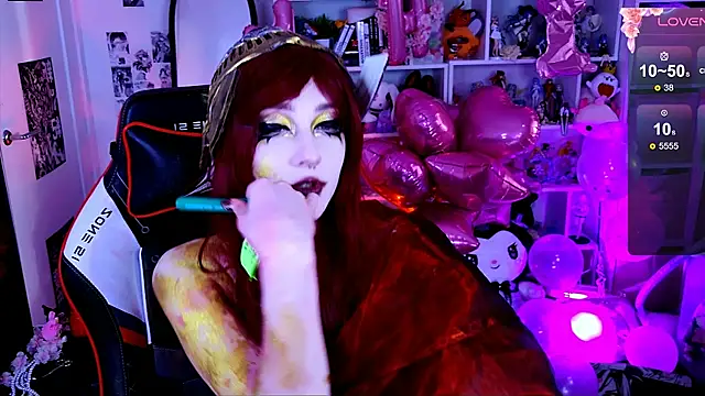 Aki__Ra: διαδικτυακό σόου στην κάμερα