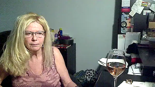 XTRAHORNYONE's Live XXX Chat