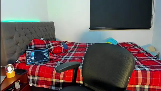 toritoga: διαδικτυακό σόου στην κάμερα